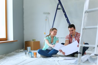 Genç çift katta oturan ve onlar hakkında tasarruf hesaplama