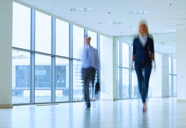 Des gens d'affaires marchant dans le couloir d'un centre d'affaires — Photo