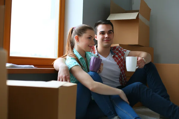 Casal em movimento na casa — Fotografia de Stock