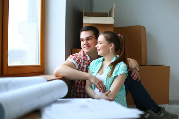Par som flyttar i huset — Stockfoto