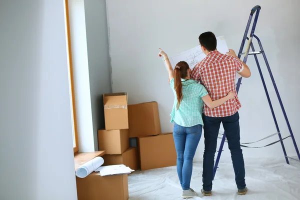 Portrait of young couple moving in new home — Stock Photo, Image