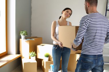 Mutlu genç çift açma veya kutu ambalaj ve yeni evine taşıdıktan