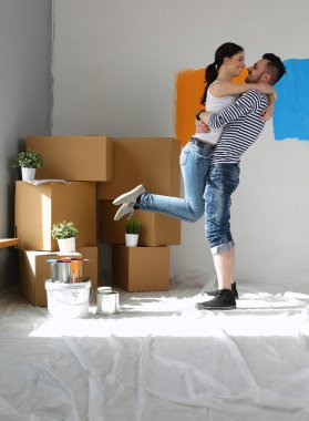 Mutlu genç çift yeni eve taşınıyor.