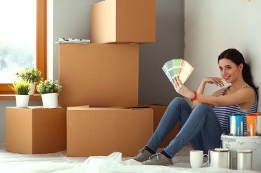 kadın boya renk örneğini yeni ev ahşap yerde oturmak için seçim