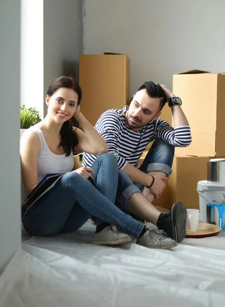 Casal em movimento na casa — Fotografia de Stock