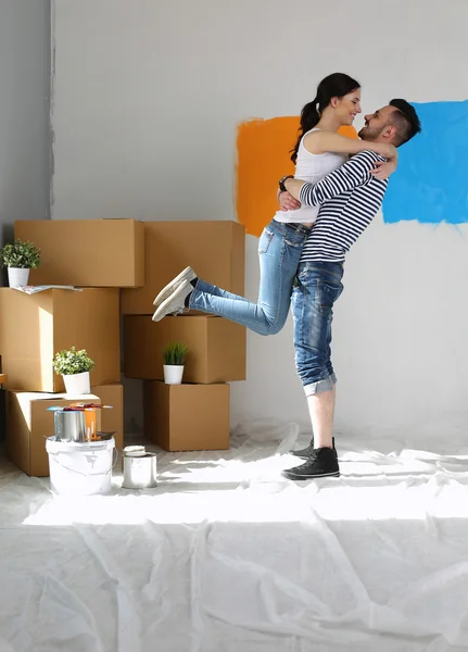 Happy young couple moving in new house — Stock Photo, Image
