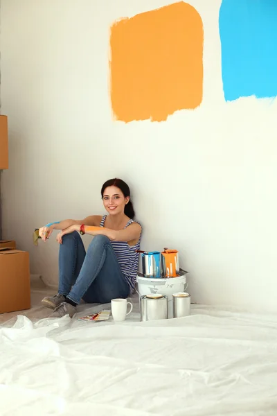 Femme dans une nouvelle maison avec des boîtes en carton — Photo