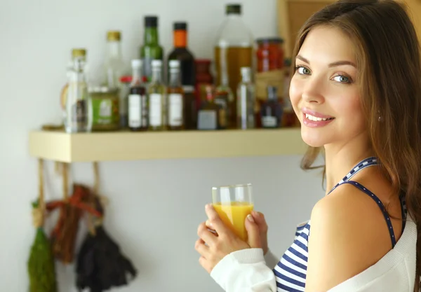 Retrato de una bonita mujer sosteniendo un vaso con sabroso jugo —  Fotos de Stock