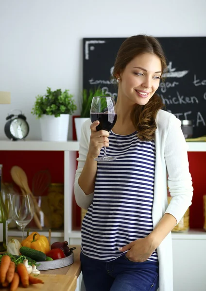 Wanita cantik minum anggur di dapur. . — Stok Foto