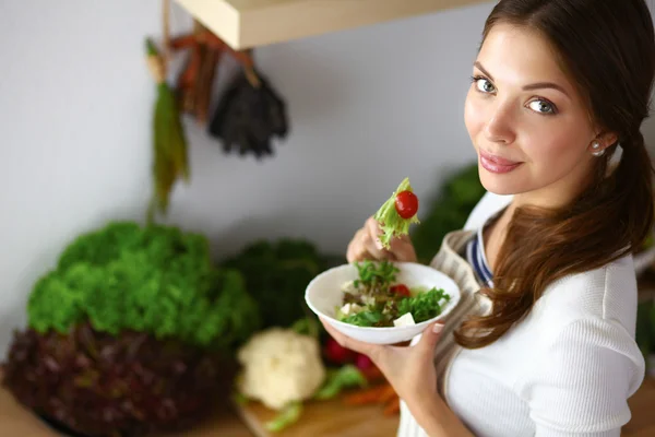 Jonge vrouw salade eten en het bedrijf van een gemengde salade — Stockfoto