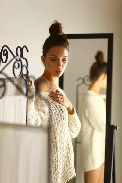 Retrato de una linda mujer en suéter en casa — Foto de Stock