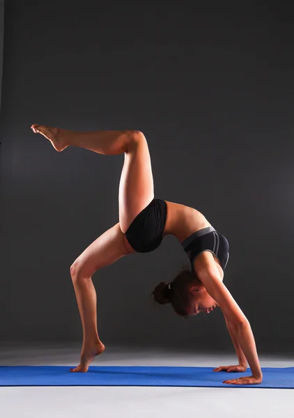 Ritratto di ragazza sportiva che fa esercizio di stretching yoga — Foto Stock
