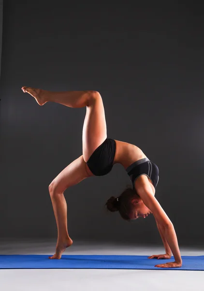 Portrait de fille sportive faisant du yoga exercice d'étirement — Photo