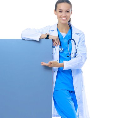 Boş reklam panosu olan bir kadın doktor..