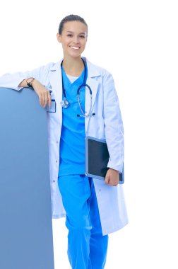 Boş reklam panosu olan bir kadın doktor..