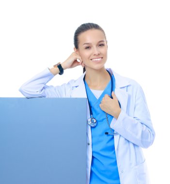 Boş reklam panosu olan bir kadın doktor..