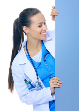 Boş reklam panosu olan bir kadın doktor..
