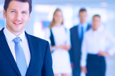 arka planda meslektaşları ile Office genç işadamı portresi