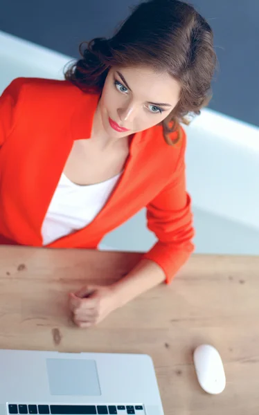 Aantrekkelijke vrouw aan het bureau, werkend met laptop computer — Stockfoto