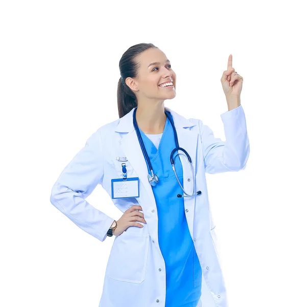 Een portret van een vrouwelijke arts die op een witte achtergrond wijst — Stockfoto