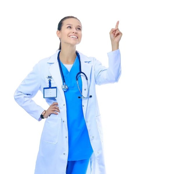 Um retrato de uma médica apontando isolado no fundo branco — Fotografia de Stock