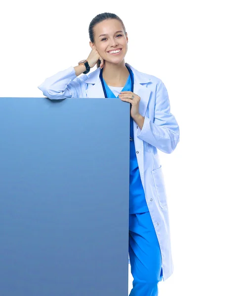 Una doctora con una cartelera en blanco. — Foto de Stock