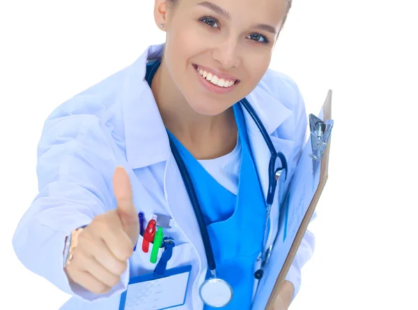 Femme médecin souriante en uniforme bleu avec stéthoscope montrant un geste correct de la main du signe isolé sur fond blanc — Photo