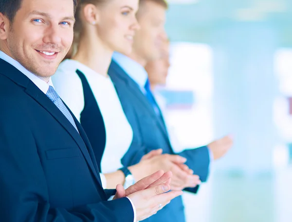 Gente de negocios sonrientes aplaudiendo una buena presentación en la oficina — Foto de Stock