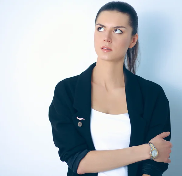 Een jonge vrouw permanent, geïsoleerd op grijze achtergrond — Stockfoto