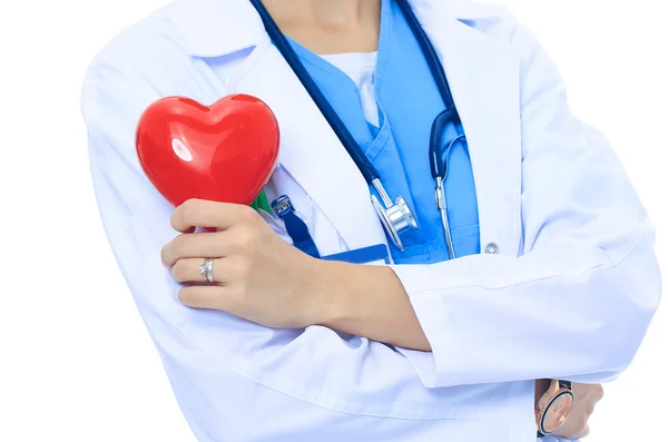 Medico femminile positivo in piedi con stetoscopio e simbolo del cuore rosso isolato — Foto Stock
