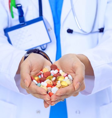 Doktor elinde bir yığın uyuşturucu tutuyor.