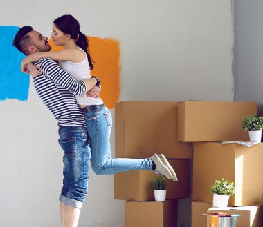 Mutlu genç çift yeni eve taşınıyor.