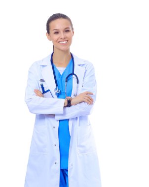 Kolları çapraz duran steteskoplu kadın doktor beyaz arka planda izole edilmiş.