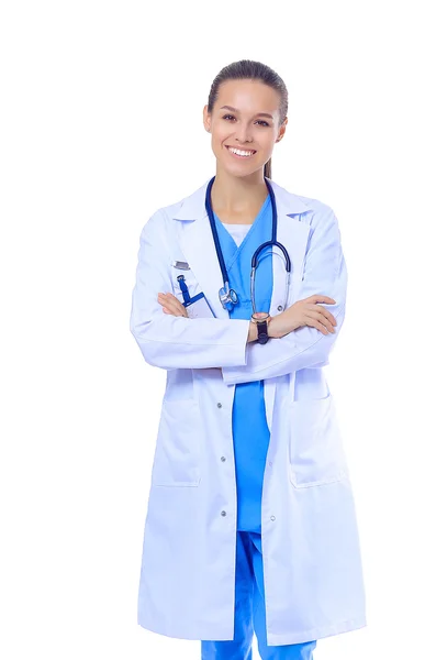 Femme médecin avec stéthoscope debout avec bras croisés isolés sur un fond blanc — Photo