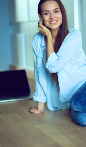 Young beautiful woman at home sitting on the floor with laptop — Stock Photo, Image