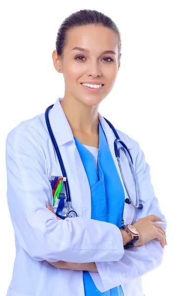 Жінка-лікар зі стетоскопом, що стоїть з руками, схрещеними ізольовано на білому тлі — стокове фото