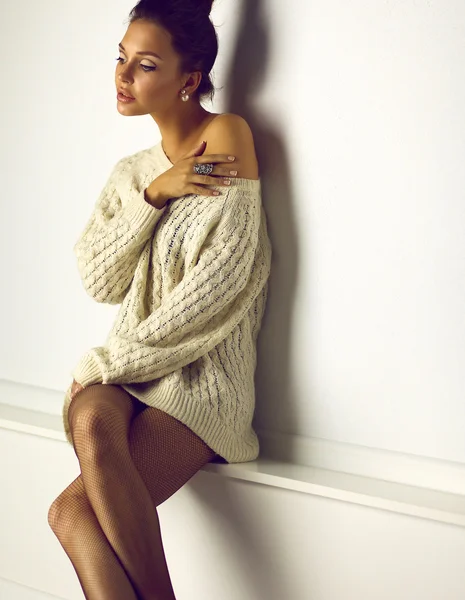 Портрет милой женщины в свитере дома — стоковое фото