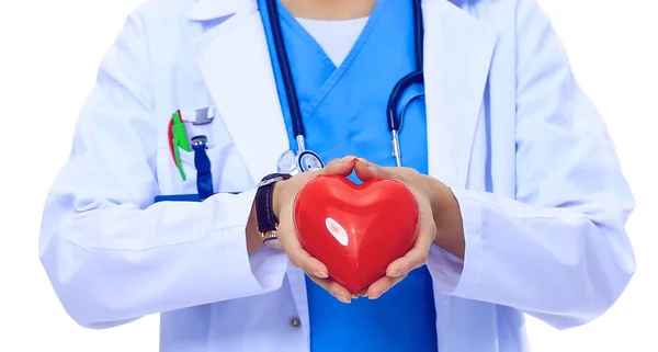 Médico femenino positivo de pie con estetoscopio y símbolo rojo del corazón aislado — Foto de Stock