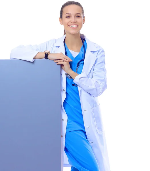 Una doctora con una cartelera en blanco. — Foto de Stock