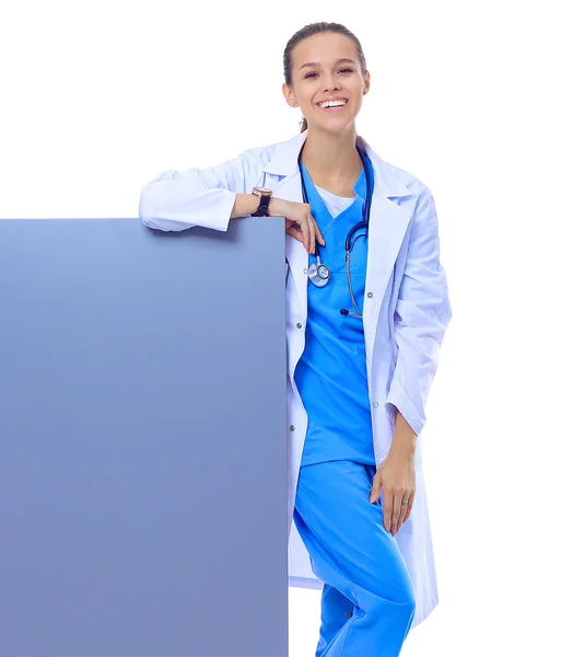 Een vrouwelijke arts met een leeg reclamebord. — Stockfoto