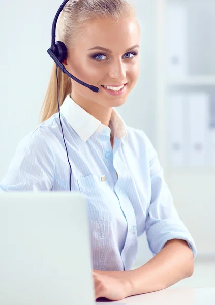 Retrato de primer plano de un agente de servicio al cliente sentado en la oficina — Foto de Stock