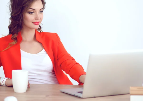 Aantrekkelijke vrouw aan het bureau, werkend met laptop computer — Stockfoto