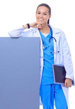 Boş reklam panosu olan bir kadın doktor..