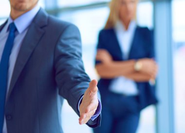 Genç işadamı office el sıkışması ayakta hazır