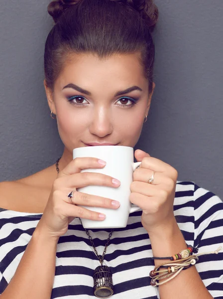 Retrato de mujer joven con taza de té o café —  Fotos de Stock