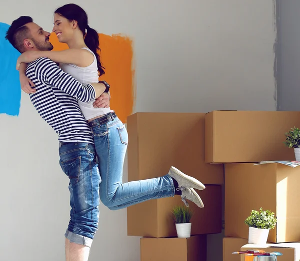 Boldog fiatal pár költözik új házba. — Stock Fotó