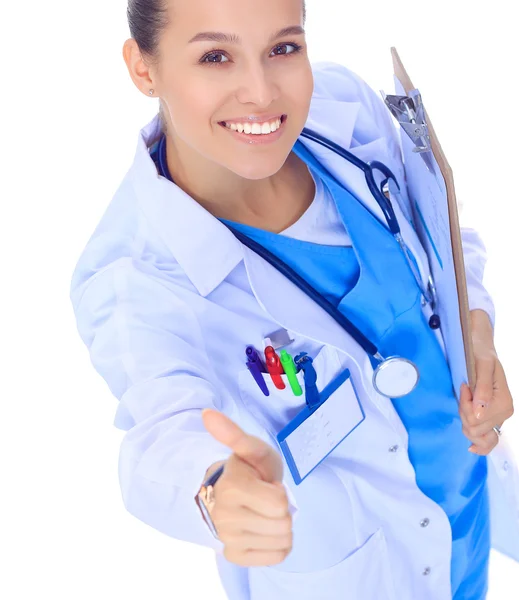 Femme médecin souriante en uniforme bleu avec stéthoscope montrant un geste correct de la main du signe isolé sur fond blanc — Photo