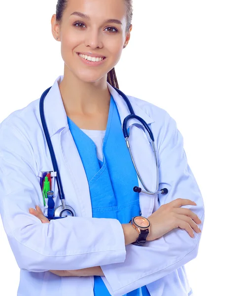 Ärztin mit Stethoskop steht mit verschränkten Armen isoliert auf weißem Hintergrund — Stockfoto