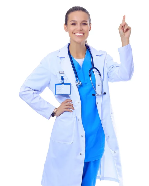 Un retrato de una doctora señalando aislada sobre fondo blanco — Foto de Stock