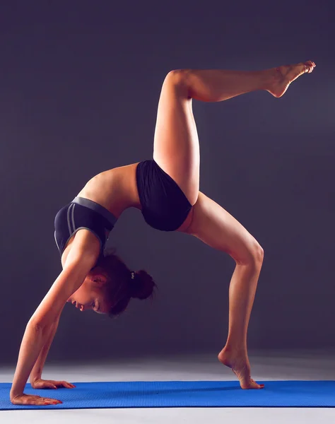 Germe egzersiz yoga yaparken spor kız portresi — Stok fotoğraf